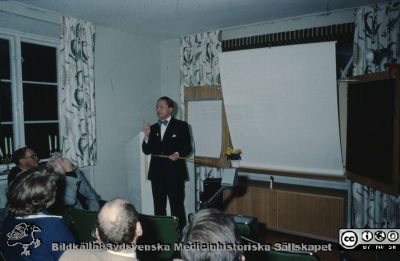  Kirurgmöte på Locus Medicus i Lund 1970 eller 1971
Omärkt diabild. Kirurgmöte på Locus Medicus. Omärkt diabild. Professor Ragnar Romanus från Göteborg på besök, med disciplar. Föreläsare: Stig Nilsson, urolog i Göteborg.
Nyckelord: Lasarettet;Lund;Universitetssjukhuset;USiL;Kirurgiska;Kliniken;Konferens;Möte;Seminarium