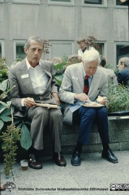 Kaffepaus på innergården vid aulan på Universitetssjukhuset i Lund
Omärkt diabild. Professorerna Bengt Borgström (klinisk kemi) och Philip Sandblom (kirurgi). Foto på innergården vid aulan på Universitetssjukhuset i Lund, en Sandblomdag, tidigt 1990-tal.
Nyckelord: Lasarettet;Lund;Universitetssjukhuset;USiL;Kirurgiska;Kliniken