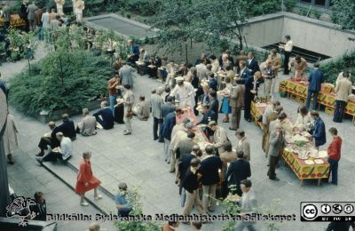 Kavvepaus på innergården vid aulan på Universitetssjukhuset i Lund
Omärkt diabild. Konferenspaus. Utegården vid aulan, kanske en Sandblomdag, tidigt 1990-tal.
Nyckelord: Lasarettet;Lund;Universitetssjukhuset;USiL;Kirurgiska;Kliniken;Konferens;Sandblomdagen