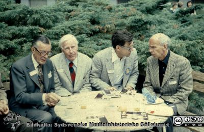 Kavvepaus på innergården vid aulan på Universitetssjukhuset i Lund
Omärkt diabild. Okänd, Philip Sandblom, Stig Bengmark och NN (Lars Risholm??)	Kanske på 1990-talet, på innergården vid aulan på Lasarettet i Lund.
Nyckelord: Lasarettet;Lund;Universitetssjukhuset;USiL;Kirurgiska;Kliniken;Konferens;Sandblomdagen