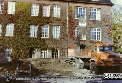 Källarkulvert byggs vid dåvarande medicinska kliniken
Markarbeten vid dåvarande medicinska klinikens sydfasad. Rimligen kulvertbygge i mitten på 1900-talet. Omonterad Agfa färgpapperskopia stämplad 886A 17.10.61. Inga andra identifierande påskrifter. I mapp från sjukhusdirektörens arkiv med påskrift "Div. färgfoto + kartor".
Nyckelord: Kapsel 26;Lasarettet;Lund;Bygge;Kulvert;Klinik;Medicin