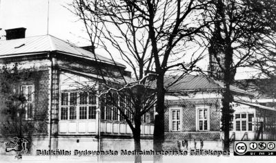 Det första barnsjukhuset i Lund
Det första barnsjukhuset i Lund före tillbyggnaden. Bottenvåning från 1900. Arkitekt: Salomon Sörensen. Efter Hj. Lindgren, "Barnsjukhuset i Lund" (1900). Vykort, Lunds Universitetsbibliotek.  Publicerad på sid 169 i A. Flaum: "Lasarettet i Lund 1768 - 1968", Lund 1968.
Nyckelord: Lasarettet;Lund;Universitetssjukhuset;USiL;Barn;Kapsel 01;Klinik