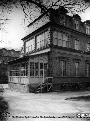 Första barnsjukhuset i Lund efter dess påbyggnad.
LL:s område Söder: exteriör, gamla barnsjukhuset efter dess påbyggnad.
Nyckelord: Lasarettet;Lund;Universitetssjukhuset;USiL;Barn;Kapsel 01;Klinik