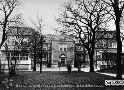 Första barnsjukhuset i Lund efter dess påbyggnad.
Las. området Söder: exteriör Det första barnsjukhuset efter påbyggnaden
Nyckelord: Lasarettet;Lund;Universitetssjukhuset;USiL;Barn;Kapsel 01;Klinik