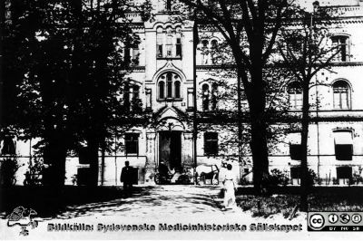 Den första ögonkliniken i Lund
Las. området Söder: exteriör. Gamla ögonkliniken. Lasarettsdirektör Nils Olsson Gadde i trillan. Rastrerad bild, från A. Flaum, "Lasarettet i Lund 1768 - 1968", Lund 1968, sid 183.
Nyckelord: Lasarettet;Lund;Universitetssjukhuset;USiL;Ögon;Klinik