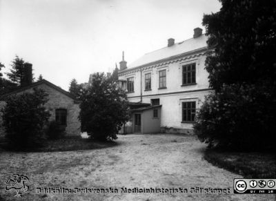 Epidemiskjukhuset vid Östra Vallgatan i Lund. 
Påskrift: Det kommunala epidemiskjukhuset vid Östra Vallgatan. Det avlöstes år 1927 av landstingets epidemisjukhus intill norra lasarettsomrädet. Foto i Lunds Universitetsbibliotek. (Sid 220, kanske i A Flaums historik över Lasarettet i Lund 1968?).
