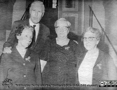 Medaljering av trotjänarinnor
Philip Sandblom, Rector Magnificus vid Lunds Universitet, vid medaljering av tre trotjänarinnor vid universitet, Anna Jönsson, Ester Ljungberg och Ida Ingeborg Silow (1967). Foto vid en av de inre trapporna i universitetshuset. Efter ett illa blekt foto. Publicerad i Bengmark 1983.
Nyckelord: Kapsel 01;Regionarkivet;Hedersbetygelse;Trotjänarinnor;Medaljörer