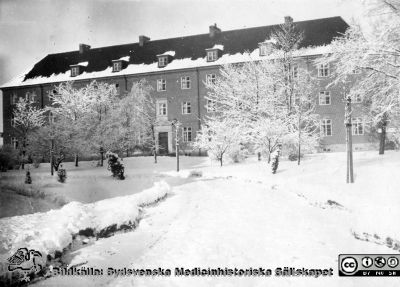 Fasaden mot söder på Södra Sveriges Sjuksköterskehem 1927
Fasaden mot söder på Södra Sveriges Sjuksköterskehem en snöig vinterdag 1927. Bildkälla ett fotoalbum skänkt till SMHS av Marianne Bylund.
Nyckelord: SSSH;Fotoalbum;Södra Sveriges Sjuksköterskehem;Lasarettet i Lund