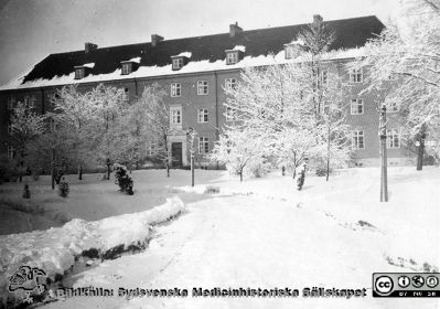 Album SSSH Lund 1927.
Album SSSH Lund 1927, skapat av SSSH-sköterskan "ego", med bilder från sin utbildningstid och senare genom flera decennier. Bilden visar söderfasaden på SSSH, mot Allhelgonakyrkan en snöig rimfrostdag 1927 eller kanske något år senare.
Nyckelord: Lasarettet i Lund;Södra Sveriges Sjuksköterskehem;SSSH;Sydsvenska Medicinhistoriska Sällskapet;SMHS