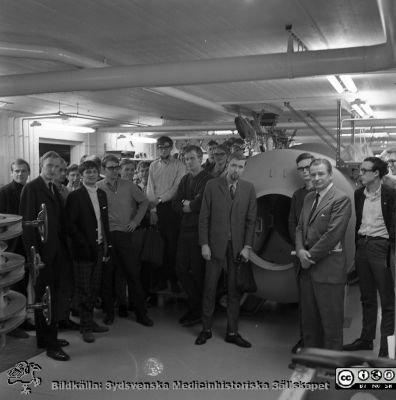Fysiologiska institutionen i Lund. Delegation och personal vid en av trycktankarna
Fysiologiska institutionen i Lund. Delegation och personal vid en av trycktankarna. Kanske 1960-tal. Bildkälla Olle Hammar.
Nyckelord: Fysiologisk institution;Flyg- och navalmedicin;Unversitetet i Lund;Medicinska faulteteten