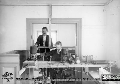 Laboration på ergometercykel under professor Blix' tid
Foton från fysiologiska institutionen i Lund. Bildkälla preparator Olle Hammar. Laboration på ergometercykel under professor Blix' tid.
Nyckelord: Fakultet;Fysiologisk;Institution;Medicinsk;Fakultet;Lund;Universitet