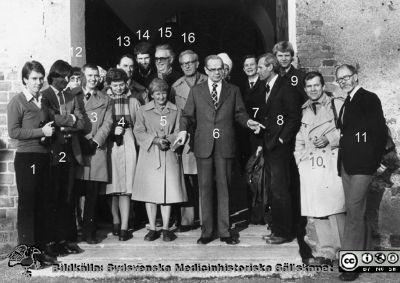 Utflykt till Svaneholms slott med Nils Emmelins doktorander och gäster.
Preparator Olle Hammars bilder från fysiologiska institutionen i Lund.. Utflykt till Svaneholms slott med Nils Emmelins doktorander och gäster. 1=Bengt Asking 2= Per Gjörstrup 3=Mats Elmér 4=Lena Persson (BMA) 5=Kerstin Emmelin 6=Nils Johan Nilsson 7=Ivar Nordenfelt 8=Lars Malm 9=Lars Malmberg 10=Jan Holmberg 11=Olle Hammar 12=okänd, kanske lab-ass / BMA 13=Sven Lenninger 14=Peter Thesleff 15=Per Ohlin 16=Nils Emmelin . Foto troligen på 1970-talet.
Nyckelord: Utflykt;Fest;Restaurang;Slott;Fysiologisk institution;Laboratorium;Personal