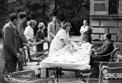 Personal från fysiologiska institutionen i Lund utanför dåvarande institutionsbyggnaden på Biskopsgatan
Foton från fysiologiska institutionen i Lund. Bildkälla preparator Olle Hammar. Mitten på 1900-talet, före 1952 Utanför dåvarande fysiologiska institutionen på Biskopsgatan. Från vä Peter Petersen, kanske Anders Muren, två okända damer, laborator Gunnar Lundin, två okända damer, okänd person i kjol, instrumentmakre Bengt Clementz sittande. Denne var född 1909-09-16, och kanske är det födelsedagskalas för honom.
Nyckelord: Fysiologisk;Institution;Lund;Medicinsk;Fakultet;Kaffekalas;Park