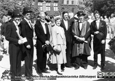 John Garrett, tandläkarprofessor i London, promoverades 1985 till hedersdoktor i Lund. 
John Garrett, tandläkarprofessor i London, promoverades 1985 till hedersdoktor i Lund. Från vä David Gustafsson (disputerade hos Stefan Mellander och gick till Astra), Per Borgström (disputerade med både Wolfgang Grampp och Stefan Mellander som handledare och flyttade till i USA), professor Nils Emmelin, John Garretts hustru, Jörgen Ekström, John Garrett, Per Gjörstrup.
Nyckelord: Fysiologisk institution;Medicinsk fakultet;Universitetet i Lund;Doktorspromotion