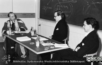 Sven-Erik Lindell disputerar
Sven-Erik Lindell disputerar 1958, senare professor i klinisk fysiologi, Malmö. Opponenterna är inte identifierade, men försteopponenten längst bort bär en gown av mycket brittisk typ.
Nyckelord: Fysiologi;Institution;Universitetet i Lund;Disputation