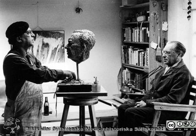 Skulptören Arne Jones modellerar Georg Karlssons huvud
Skulptören Arne Jones modellerar Georg Karlssons huvud. Foto på 1950-talet. Bildkälla Olle Hammar.
Nyckelord: Fysiologisk institution;Skulptur;Skulptör;Medicinska faulteteten;Unversitetet i Lund