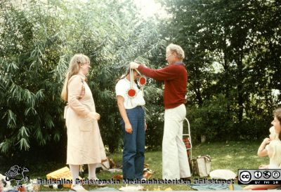 Experimentell hjärnforskning i Lund. Laboratorieassistent / BMA Maj-Lis "Malla" Smith, Laboratorieassistent / BMA Gunilla Gidö, och  Bo Siesjö 1979
Laboratorieassistent / BMA Maj-Lis "Malla" Smith, Laboratorieassistent / BMA Gunilla Gidö, Bo Siesjö 1979 på utflykt till parken nära dammen vid LTH i Lund med anledning av laboratoriets 10-årsjubileum.
Nyckelord: Experimentell hjärnforskning;Lunds Tekniska Högskola;LTH;Park;Utflykt;Jubileum