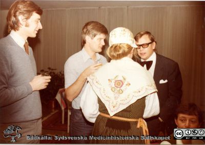 Från vänster okänd, neurokirurgen Carl-Henrik Nordström i skjorta, ryggen på okänd kvinna i folkdräkt, neurokirurgen Stig Rehncrona.
Ur Bo Siesjös fotoalbum 1964 - ~1992. Från vänster okänd, neurokirurgen Carl-Henrik Nordström i skjorta, ryggen på okänd kvinna i folkdräkt, neurokirurgen Stig Rehncrona.
Nyckelord: Experimentell hjärnforskning;Neuokirurgi;Fest