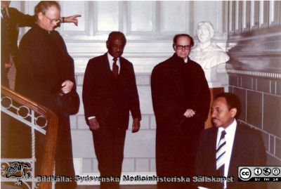 Promotionståget vid den urtima prromotionen av neurokirurgen och forskaren Ali Abdul Rahman från Sudan
Promotionståget vid den urtima prromotionen av neurokirurgen och forskaren Ali Abdul Rahman från Sudan i februari 1980. Från vänster  handledaren Bo Siesjö, Sudans ambassadör, professor Carl Axel Thulin och pomovendus.
