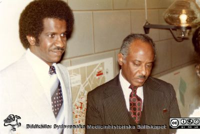 Experimentell hjärnforskning i Lund. Ej idenifierad ambassadtjänsteman i ljus kostym tillsammans med Sudans ambassadör.
Ej idenifierad ambassadtjänsteman i ljus kostym tillsammans med Sudans ambassadör vid urtima prromotionen av Ali Abdul Rahman från Sudan i början av 1980-taleti anatomiska institutionens atrium

