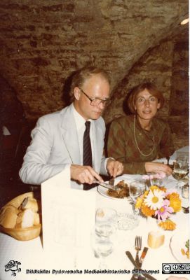 Bo Siesjö på restaurang med okänd besökare. 
Ur Bo Siesjös fotoalbum 1964 - ~1992. Bo Siesjö på restaurang med okänd besökare. Kanske samma som i bildfil SMHS_BE2016-155. Troligen på 1980-talet.
Nyckelord: Experimentell hjärnforskning;Besökande;Restaurang;Källsrvalv