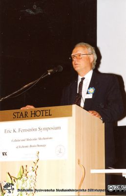 Bo Siesjö i talarstolen vid ett Fernströmsymposium 1994 i Lund
Ur Bo Siesjös fotoalbum 1964 - ~1992.  Bo Siesjö i talarstolen vid Fernströmsymposiet 1994 på Star Hotel i Lund, “Cellular and Molecular Mechanisms of Ischaemic Brain Damage”.
Nyckelord: Fernströmmöte;Symposium;Lunds universitet;Experimentell hjärnforskning