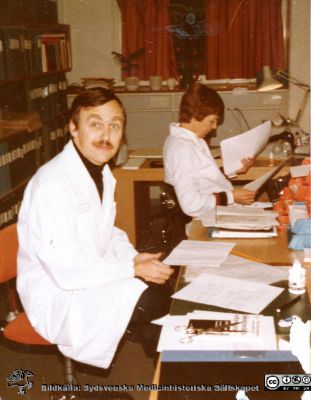Avdelningen för klinisk farmakologi. Dr. Erik Lunell närmast kameran, sekr. Gunilla Sernelin i bakgrunden.
Gunilla Sernelins bilder från avdelningen för klinisk farmakologi. Dr. Erik Lunell närmast kameran, sekr. Gunilla Sernelin i bakgrunden.
Nyckelord: Avdelningen;Klinisk;Farmakologi;Lasarettet;Lund;Universitetssjukhuset;USiL;Forskning Sekreterare