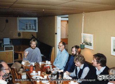 Fest i Kajutan på fysiologiska instituionen i Lund, 1980
Bildkälla Bengt Uvelius. Avtackning av Stefan Sigurdsson från island som disputerade 1980. Från vä Stefan Sigurdsson, fotograf Olle Hammar, ingenjör Lars Sjölin, lab-ass Monika Heidenholm, Jörgen Ekström, forskare, Kristina Borglid, lab.ass.
Nyckelord: Fest;Fysiologiska;Institutionen;Lunds Universitet;Avtackning;Medicink;Fakultet