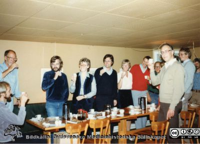 Fest i Kajutan på fysiologiska instituionen i Lund, 1980
Bildkälla Bengt Uvelius. Avtackning av Stefan Sigurdsson från island som disputerade 1980. Till höger om Kristina Borglid är flyg- och navalforskaren Hans Örnhagen, instrumentmakaren Åke Sigurd, Wolfgang Grampp, Staffan Gestrelius, doktorand, och längst till höger. okänd.
Nyckelord: Fysiologiska;Fest;Institutionen;Lunds Universitet;Fakultet;Medicinsk