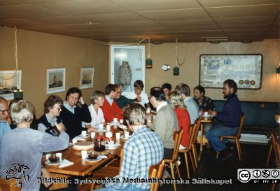 Fest i Kajutan på fysiologiska instituionen i Lund, 1980
Bildkälla Bengt Uvelius. Avtackning av Stefan Sigurdsson från island som disputerade 1980. Till höger om Kristina Borglid är flyg- och navalforskaren Hans Örnhagen, instrumentmakaren Åke Sigurd, Wolfgang Grampp, Staffan Gestrelius, doktorand. Från höger snickaren Gunnar Hansson, instrumentmakaren Leif Nilsson.
Nyckelord: Fysiologiska;Fest;Institutionen;Lunds Universitet;Medicinsk;Fakultet