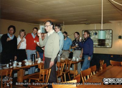 Fest i Kajutan på fysiologiska instituionen i Lund, 1980
Bildkälla Bengt Uvelius. Avtackning av Stefan Sigurdsson från island som disputerade 1980. Wolfgang Grampp närmast kameran. Till höger om Kristina Borglid är flyg- och navalforskaren Hans Örnhagen, instrumentmakaren Åke Sigurd (skymd) Staffan Gestrelius, doktorand. Från höger snickaren Gunnar Hansson, instrumentmakaren Leif Nilsson.
Nyckelord: Fysiologiska;Institutionen;Fest;Lunds Universitet;Medicinsk;Fakultet;f