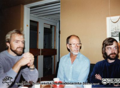 Fest i Kajutan på fysiologiska instituionen i Lund, 1980
Bildkälla Bengt Uvelius. Avtackning av Stefan Sigurdsson från island som disputerade  1980. Från vä Ddisputanden, preparator Olle Hammar, ingenjör Lars Sjölin.
Nyckelord: Fysiologiska;Institutionen;Lunds Universitet;Fakultet;Medicinsk