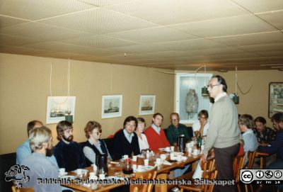 Fest i Kajutan på fysiologiska instituionen i Lund, 1980. 
Bildkälla Bengt Uvelius. Avtackning av Stefan Sigurdsson från island som disputerade 1980. Wolfgang Grampp håller tal till doktoranden. Längs bortre väggen, från vänsterfotograf Olle Hammar, ingenjör Lars Sjölin, lab-ass Monika Heidenholm, Jörgen Ekström, forskare, Kristina Borglid, lab.ass.
Nyckelord: Fysiologiska;Institutionen;Lunds Universitet;Fakultet;Medicinsk