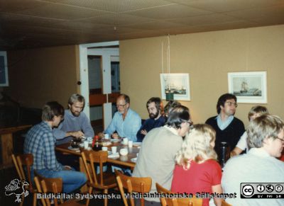 Fest i Kajutan på fysiologiska instituionen i Lund 1980.
 Bildkälla Bengt Uvelius. Avtackning av Stefan Sigurdsson från island som disputerade 1980.  Längs bortre väggen, från vänster fotograf Olle Hammar, ingenjör Lars Sjölin, lab-ass Monika Heidenholm, Jörgen Ekström, forskare, Kristina Borglid, lab.ass.
Nyckelord: Fysiologiska;Institutionen;Lunds Universitet;Medicinsk;Fakultet;Fest