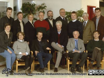 Bengt Uvelius och ett antal kliniska chefer på SUS
Bildkälla Bengt Uvelius. Läkemedelsrådet och terapigruppsordförandena  träffas en gång om året för att lägga fast den s.k. Skånelistan. Bilden visar terapigruppsordförandena. Från ovan vä:  Mannen i röd tröja, nr 4 är x Walter, distriktsläkare. Sedan kommer X Jönsson, hudläkare SUS Malmö, därefter Kjellkvist (?), inv-medicinare Helsingborg, okänd, en psykiater och en okänd. Från vä nedre raden: Andra från vä Ellen Vinge, klinisk farmakolog, nr 4 är tandläkare och nr 5 gynekolog och hette kanske Gårdrup. Längst till hö sitter Bengt Uvelius
Nyckelord: Lasarettet;Lund;Universitetssjukhus;Chefer;Läkemedelsråd