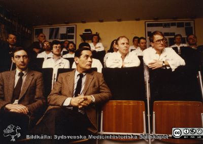 1986. Röntgenrond, Lund
Från ortoped klin album 01, Lund. Fotograf Berit Jakobsson.  1986. Röntgenrond. Göran Bauer till höger på första bänkraden.
Nyckelord: Lasarett;Lund;Ortopedisk;Kliniker;Möte;Röntgen;Röntgenrond;Universitetssjukhus;USiL