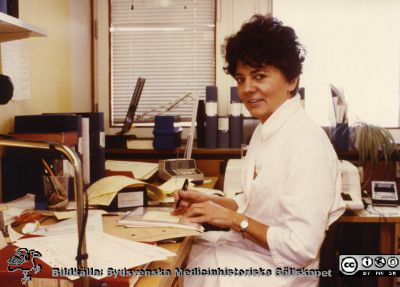  1986. Elsa Uddenäs, sekreterare
Från ortoped klin album 01, Lund. Fotograf Berit Jakobsson.  1986. Elsa Uddenäs, sekreterare
Nyckelord: Lasarett;Lund;Ortopedisk;Kliniker;Personal;Läkarsekreterare;Sekreterare