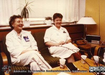 1986. Sjukgymnast Aina Karlsson, Sjuksköterska Barbro Walles.
Från ortoped klin album 01, Lund. Fotograf Berit Jakobsson.  1986. Sjukgymnast Aina Karlsson, Sjuksköterska Barbro Walles.
Nyckelord: Lasarett;Lund;Ortopediska;Kliniker;Personal;Sjuksköterskor;Fysioterapeut.