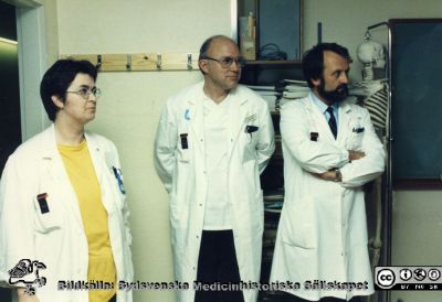 Ortopediska kliniken i Lund 987. Sylvia Resch, Anders Lindstrand, Anders Stenström
Från ortoped klin album 01, Lund. Fotograf Berit Jakobsson.  1987. Sylvia Resch, Anders Lindstrand, Anders Stenström vid Håkan Brattströms avtackning.
Nyckelord: Lund;Universitetssjukhus;USiL;Kliniker;Ortopedi;Läkare;Avtackning