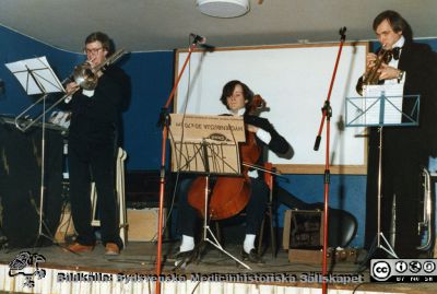 Ortopediska kliniken i Lund 1984. Julfest.
Från ortoped klin album 01, Lund. Fotograf Berit Jakobsson. 1984. Julfest. Ortopeden Christer Solleman på trombon, docent (senare professor i Linköping) Per Aspenberg på cello, handkirurgen (senare professor i Malmö) Göran Lundborg på trumpet.
Nyckelord: Lund;Universitetssjukhus;USiL;Kliniker;Ortopedi;Personal;Läkare;Julfest;Orkester;Musik;Trio;Tromboner;Cello;Trumpeter Musikinstrument;Tromboner;Tubor;Celli