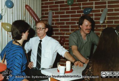 Ortopediska kliniken i Lund 1984. Julfest.
Från ortoped klin album 01, Lund. Fotograf Berit Jakobsson.  1984. Julfest.Vaktmästare på operationsavdeninen Rolf Olsson. undersköterskan Mikael Stilling.
Nyckelord: Lund;Universitetssjukhus;USiL;Kliniker;Ortopedi;Personal;Julfest;Fester