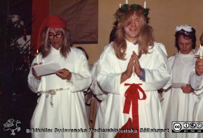 Ortopediska kliniken i Lund 1976. Julfest.
Från ortoped klin album 01, Lund. Fotograf Berit Jakobsson. 1976. Julfest.Anders Lindstrand (som Lucia) och professor Göran Bauer (som tomtenisse) i ett luciaupptåg.
Nyckelord: Lund;Universitetssjukhus;USiL;Kliniker;Ortopedi;Personal;Läkare;Julfester;Fester;Luciatåg