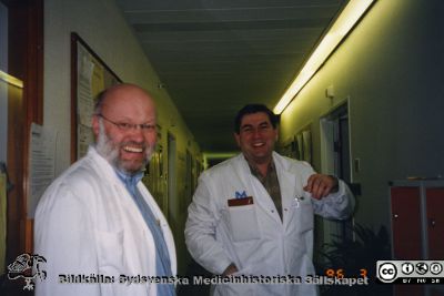 Ortopediska kliniken i Lund 1996. Urban Rydholm och dr. Philippe Kopylov, 
Från ortoped klin album 01, Lund. Fotograf Berit Jakobsson. 1996. Docent Urban Rydholm och dr. Philippe Kopylov, fransk-rysk gästortoped.
Nyckelord: Lund;Universitetssjukhus;USiL;Kliniker;Ortopedi;Läkare;Docenter