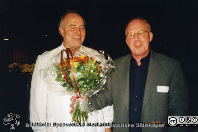 Ortopediska kliniken 2000. Vaktmästare Rolf Olsson hyllas.
Från ortoped klin album 01, Lund. Fotograf Berit Jakobsson.  2000. Vaktmästaren på operationsavdelningen Rolf Olsson hyllas på sin 60-årsdag. Här med professor Lars Lidgren till vänster i bilden.
Nyckelord: Lund;Universitetssjukhus;USiL;Kliniker;Ortopedi;Personal;Läkare;Fester;Uppvaktning