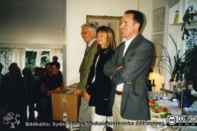 Ortopediska kliniken 2000. Anders Lindstrand uppvaktas på sin 60-årsdag 
Från ortoped klin album 01, Lund. Fotograf Berit Jakobsson. 2000. Anders Lindstrand uppvaktas på sin 60-årsdag av docent (senare professor) Gunnar Hägglund liksom ortopeden Marianne Arner och docent Funnar Flivik.
Nyckelord: Lund;Universitetssjukhus;USiL;Kliniker;Ortopedi;Personal;Läkare;Uppvaktning;Fester