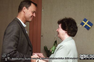 Ortopediska kliniken i Lund 2001. Ortopeden  Leif Ryd uppvaktar klinikföreståndaren och vårdadministratören Berit Jakobsson
Från ortoped klin album 01, Lund. Fotograf Berit Jakobsson. 2001. Ortopeden  Leif Ryd uppvaktar klinikföreståndaren och vårdadministratören Berit Jakobsson när hon avtackas.
Nyckelord: Lund;Universitetssjukhus;USiL;Kliniker;Ortopedi;Personal;Läkare;Avtackning;Uppvaktning