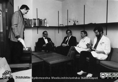 Administrativ konferens på kirurgiska kliniken i Lund
Brun ringbunden mjuk pärm, kirurgiska kliniken i Lund. Kirurgkonferens med sjukhusdirektör Arne Johansson och den nytillträdde klinikchefen på kirurgen, professor Stig Bengmark och hans närmaste medarbetare, nyligen utsedda att leda var sin del av den stora kirurgiska kliniken. Från vänster docent Bo Arnesjö, sjukhusdirektör Arne Johansson, professor Stig Bengmark, dr. Per Fredlund, dr. Gunnar Alinder. De tre medarbetarna lämnade så småningom kliniken. Bo Arnesjö flyttade till Norge där han fick en professur, och senare till Karlskrona / Ronneby. Per Fredholm flyttade också till Karlskrona och Gunnar Alinder till först Trelleborg, sedan tillbaka till Lund och i början på 1990-talet till Sollefteå. Foto troligast 1971.  Fotomontage (Bo Arnesjö är inklippt).
Nyckelord: Lasarettet;Lund;Universitetssjukhuset;USiL;Kirurgiska;Kliniken;Konferens
