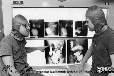 Professor Stig Bengmark och Bengt Jeppsson
Brun ringbunden mjuk pärm, kirurgiska kliniken i Lund. Professor Stig Bengmark (till vänster) tillsammans med docent Bengt Jeppsson i operationsavdelningen vid ett bildskåp med röntgenbilder. Foto Helsingborgs Dagblad ht 1983.
Nyckelord: Lasarettet;Lund;Universitetssjukhuset;USiL;Kirurgiska;Kliniken;Operationsavdelningen