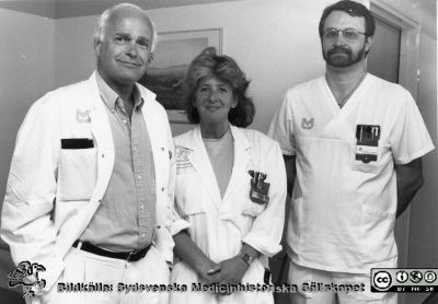 Professor Ingemar Ihse, docent Birgitta Arneklo-Nobin, avdelningsföreståndare Per-Olov Lundgren c:a 1992
Pärm Foton diverse kir klin Lund. Foto troligen 1992. Birgitta Arneklo-Nobin hade startat och var ansvarig för  kortvårdskirurgi och Per -Olov var avdelningsföreståndare (sjuksköterska) på kortvårdsavdelningen. De hade där fått ner väntetiden från ett år till åtta veckor för patienter med kortårdskirurgiska åkommor (dvs 80% av alla op patienter) på ett och ett halvt år och utan några speciella kösatsningspengar. Ej monterat.
Nyckelord: Lasarettet;Lund;Universitetssjukhuset;USiL;Kirurgiska;Kliniken