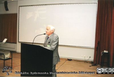  Ingemar Ihse i talarstolen på Kulturen i Lund 1997
Regiondag på Kulturen i Lund 970523. Foto. Monterat
Nyckelord: Lasarettet;Lund;Universitetssjukhuset;USiL;Kirurgiska;Kliniken;Konferens;Möte;Symposium;Regiondag